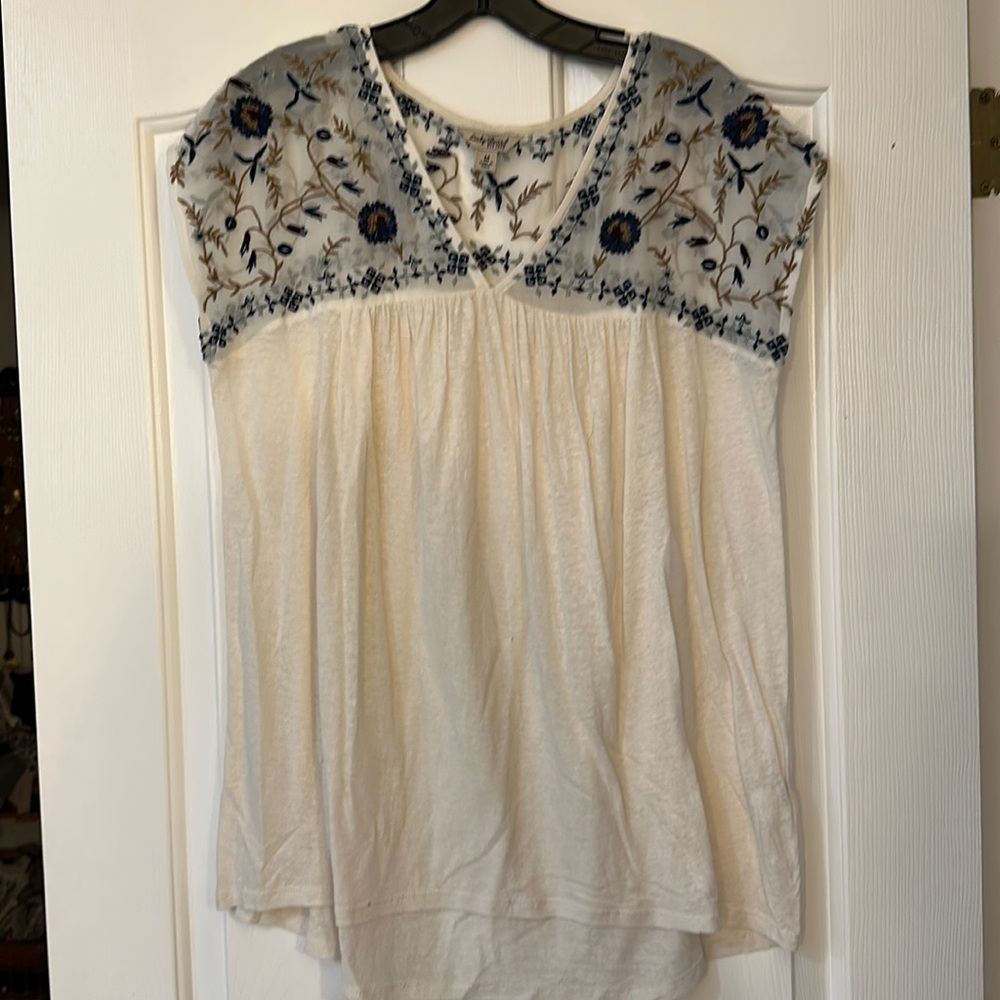 Cute Lucky Brand white tee with embroidered detail